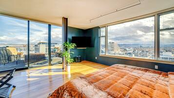 2 bedrooms, desk, WiFi, bed sheets