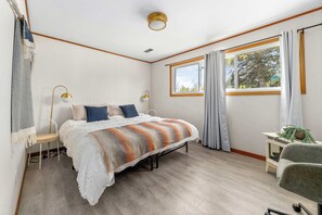 3 bedrooms, desk, iron/ironing board, WiFi - Field of Dreams - Secluded w Sauna (Prince Edward)