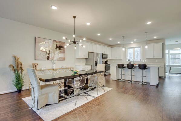 Dining - 19 Mi to Baltimore: Townhome in Maryland City (Maryland City)
