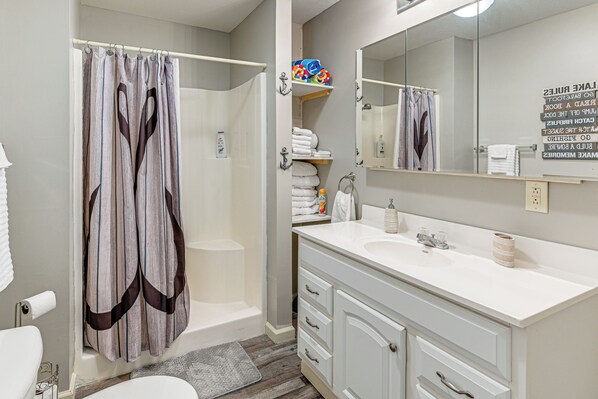 A bathroom with a shower, toilet, and sink. - Kentucky Lake Retreat Near Marina & Launch! (Murray)