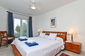 4 bedrooms, iron/ironing board, WiFi, bed sheets