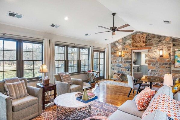 TV, peis, stereoanlegg og kontorer