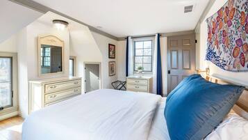 3 bedrooms, desk, iron/ironing board, travel crib