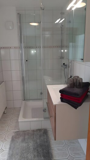 Douche, sèche-cheveux, serviettes fournies