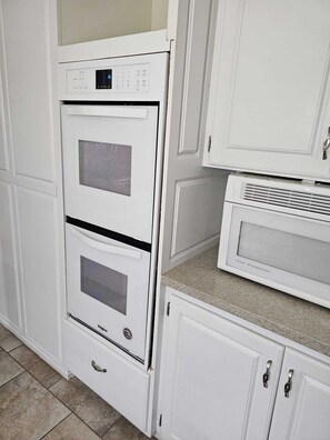 Interior - Best single Family house with WiFi and AC, Free parking in marvelous Palm Desert (Palm Desert)