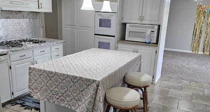 Best single Family house with WiFi and AC, Free parking in marvelous Palm Desert
