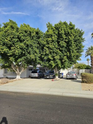 Property grounds - Best single Family house with WiFi and AC, Free parking in marvelous Palm Desert (Palm Desert)