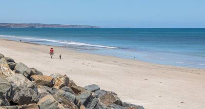 Quiet 2-Bed Retreat with Private Courtyard