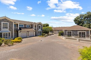 Exterior - Quiet 2-Bed Retreat with Private Courtyard (Glenelg South)