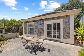 Outdoor dining - Quiet 2-Bed Retreat with Private Courtyard (Glenelg South)