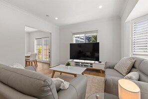 TV, offices - Quiet 2-Bed Retreat with Private Courtyard (Glenelg South)