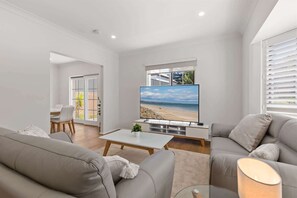 TV, offices - Quiet 2-Bed Retreat with Private Courtyard (Glenelg South)