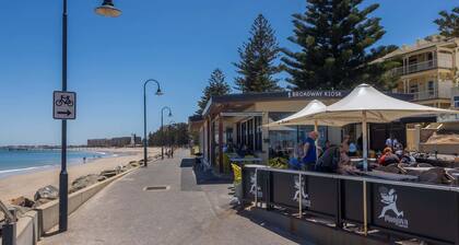Coastal Escape, 2 Bedroom Retreat with Courtyard