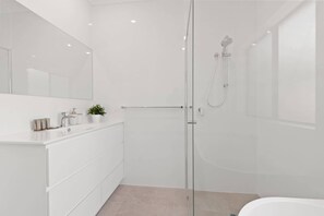Shower, hair dryer, towels, shampoo - Quiet 2-Bed Retreat with Private Courtyard (Glenelg South)
