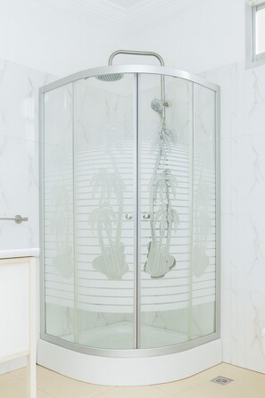Shower - Modern Family Apartment in Kinshasa (Kinshasa)