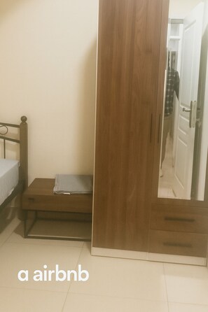 3 habitaciones, tabla de planchar con plancha, wifi y ropa de cama