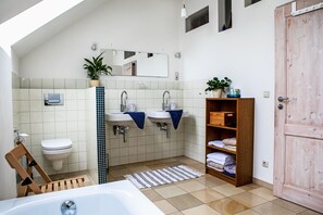 Een douche, gratis toiletartikelen, een haardroger, handdoeken