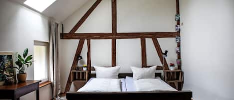 5 bedrooms, desk, free WiFi, bed sheets