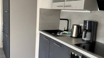 Kühlschrank, Mikrowelle, Ofen, Herdplatte