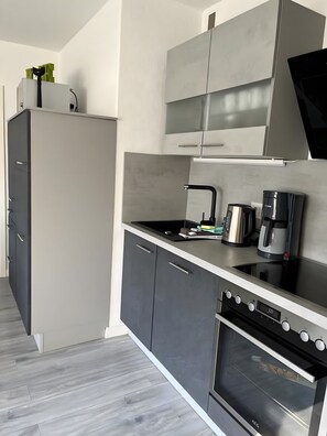 Jääkaappi, mikroaaltouuni, uuni, liesi