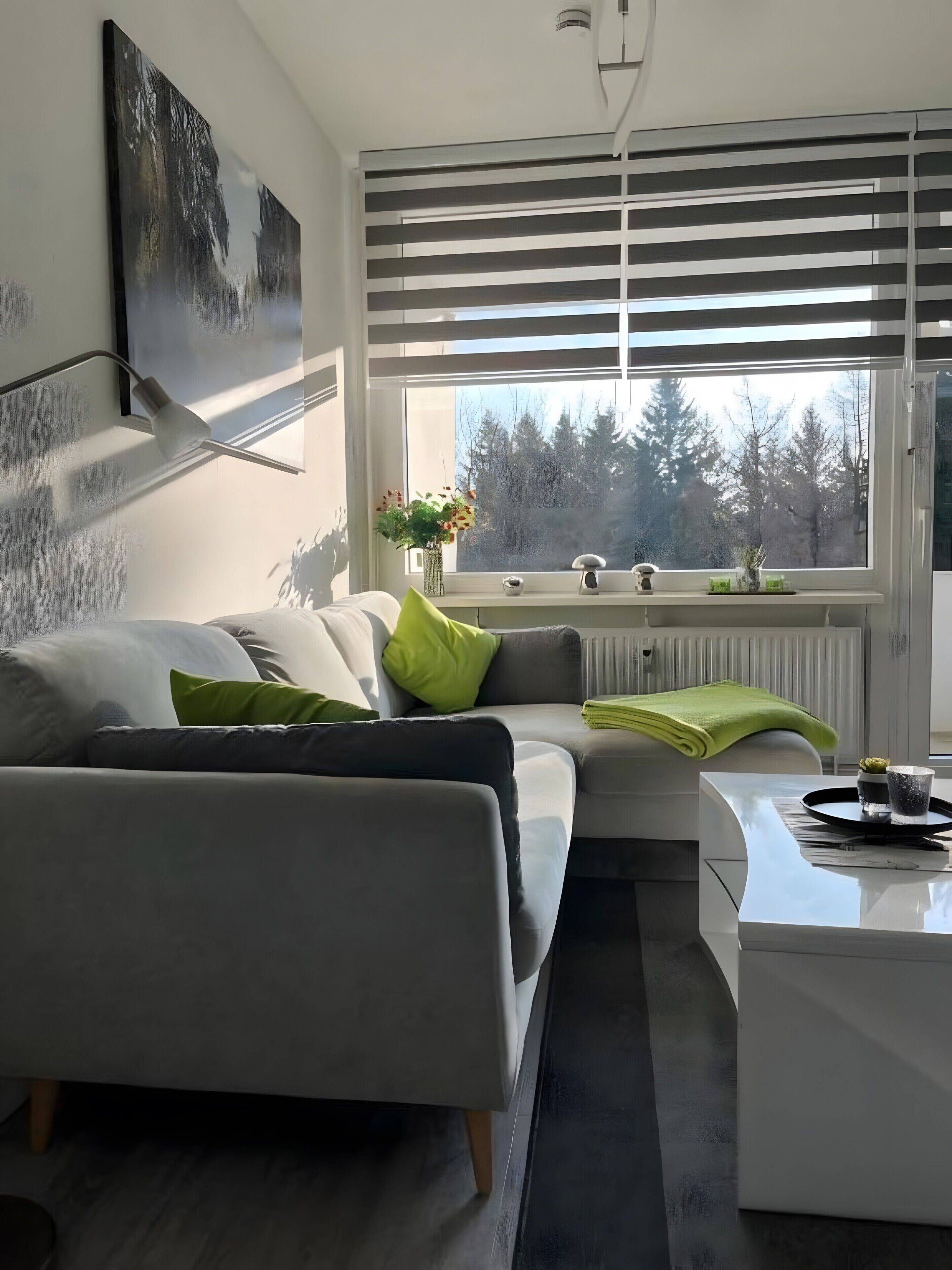 Una televisión, videojuegos, una mesa de tenis de mesa