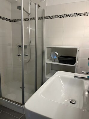 Suihku, hiustenkuivaaja