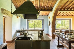 Réfrigérateur, four à micro-ondes, surface de cuisson, lave-vaisselle
