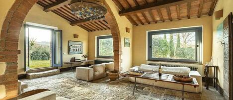 Televisión, chimenea