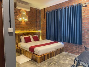 Free WiFi, bed sheets