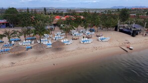 Gần bãi biển, dù trên bãi biển 