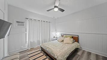 3 makuuhuonetta, työpöytä, Wi-Fi, vuodevaatteet