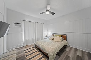 3 bedrooms, desk, WiFi, bed sheets