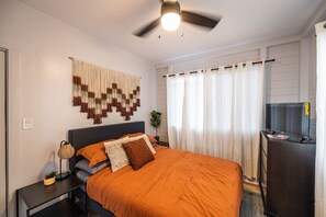 2 bedrooms, desk, WiFi, bed sheets