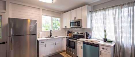 Kylskåp, mikrovågsugn, ugn och spishäll