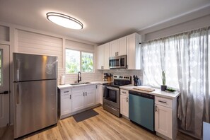 Refrigerador, microondas, horno y parrilla de estufa 
