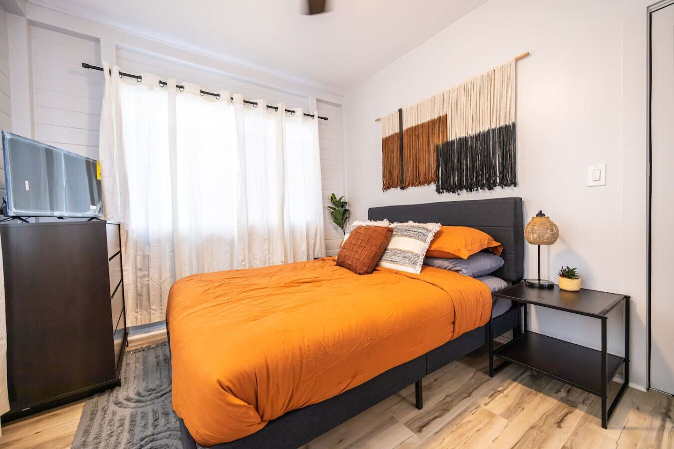 2 bedrooms, desk, WiFi, bed sheets