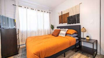 2 bedrooms, desk, WiFi, bed sheets