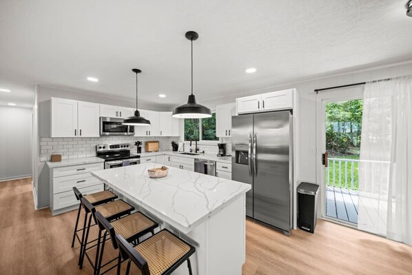 Fridge, microwave, stovetop, dishwasher