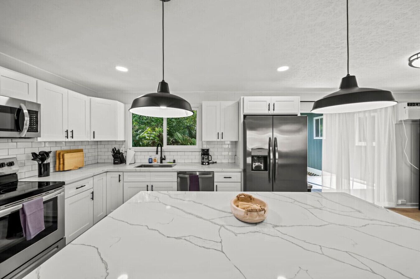 Fridge, microwave, stovetop, dishwasher