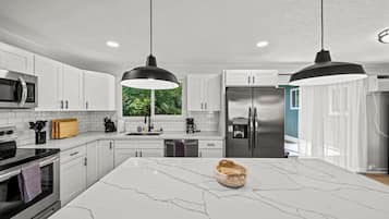 Fridge, microwave, stovetop, dishwasher