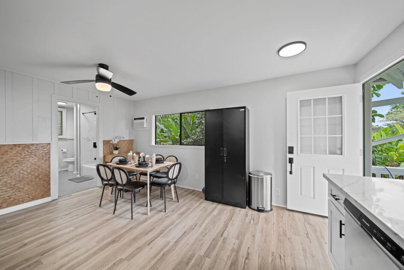 Lavastoviglie, pentole/stoviglie/utensili, tavolo da pranzo