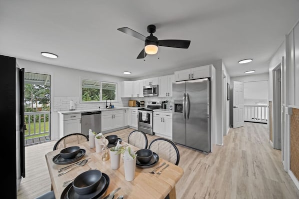 Dishwasher, cookware/dishes/utensils, dining tables