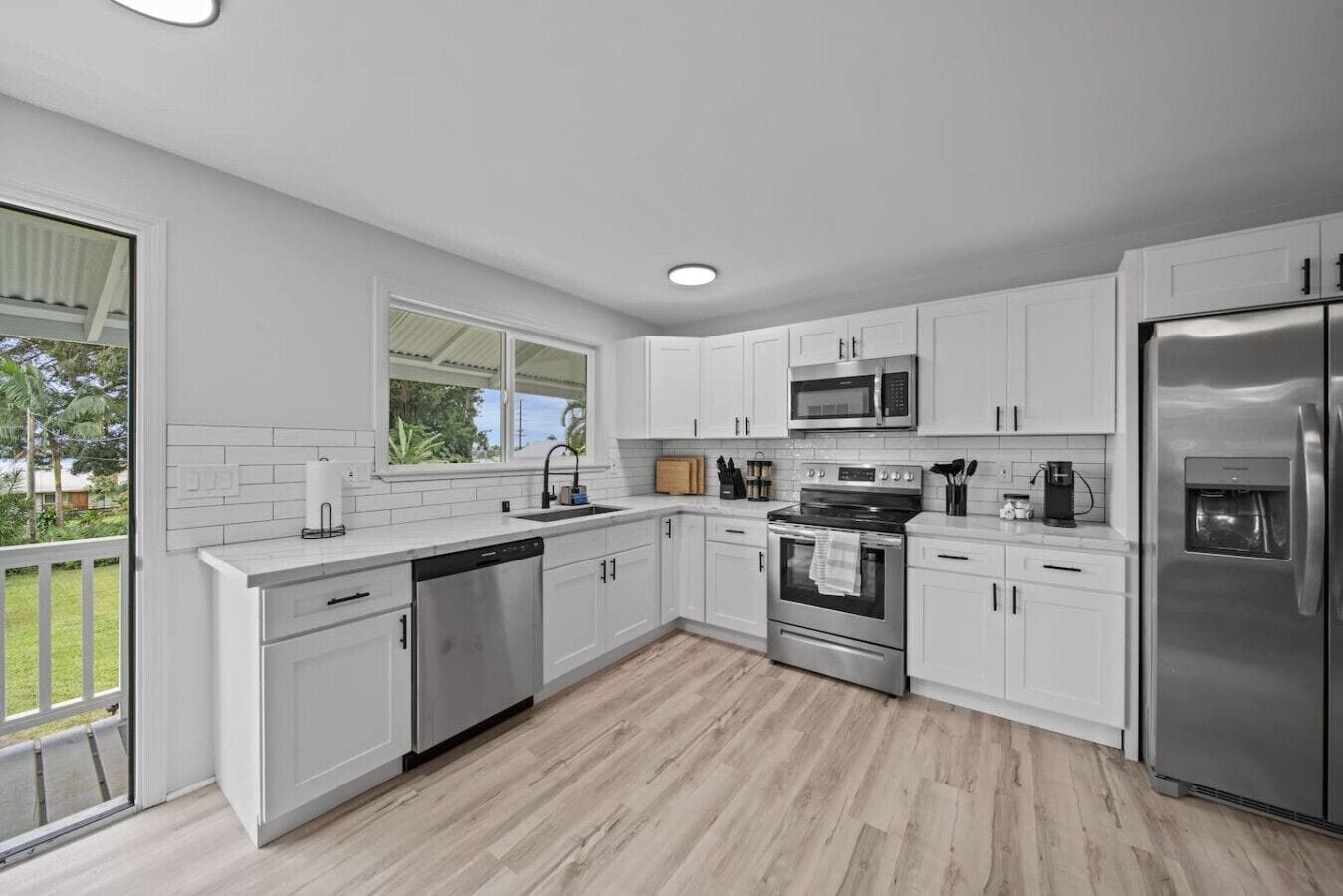 Oppvaskmaskin, kjøkkenutstyr og spisebord