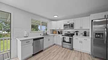 Dishwasher, cookware/dishes/utensils, dining tables