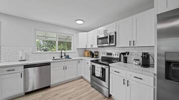 Lavastoviglie, pentole/stoviglie/utensili, tavolo da pranzo