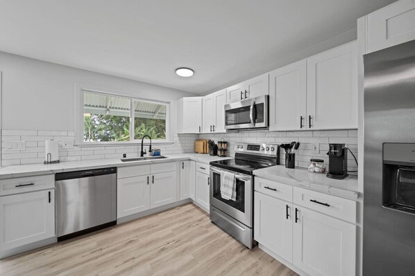 Dishwasher, cookware/dishes/utensils, dining tables