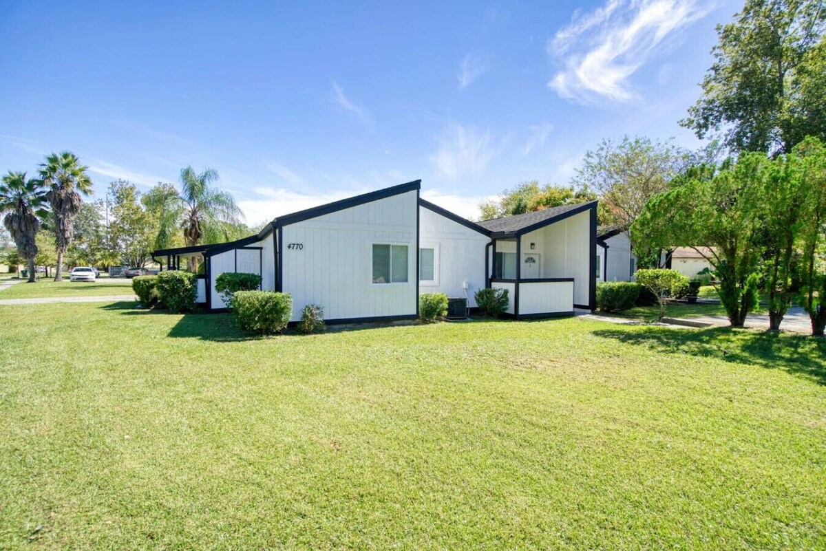 Photo of Vibrant Stay Near Museums and Beaches