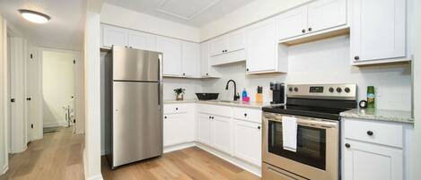 Batterie de cuisine, vaisselle et ustensiles