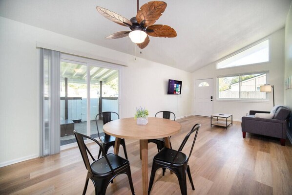 Dining - Serene Retreat Close to Beach and Attractions (Jacksonville)