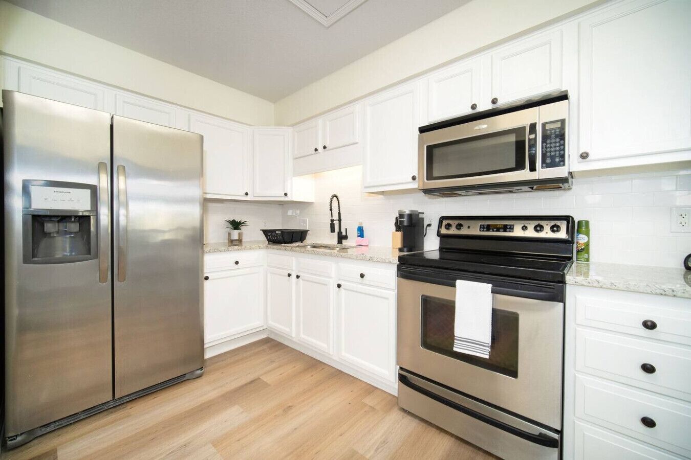 Réfrigérateur, batterie de cuisine, vaisselle et ustensiles